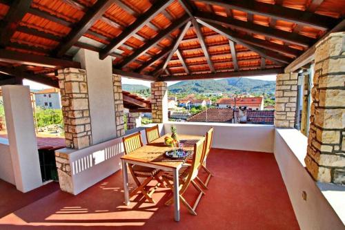 a patio with a table and chairs on a balcony at Apartment Lucija in Vela Luka