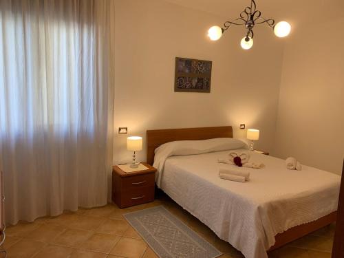 ein Schlafzimmer mit einem Bett mit zwei Handtüchern darauf in der Unterkunft Casa Elisa in Decimomannu