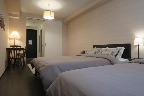 Ένα ή περισσότερα κρεβάτια σε δωμάτιο στο neko neko apartment