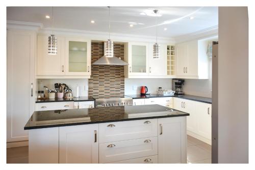 Una cocina o zona de cocina en 66 On Monzali 4 Star Luxury Guesthouse