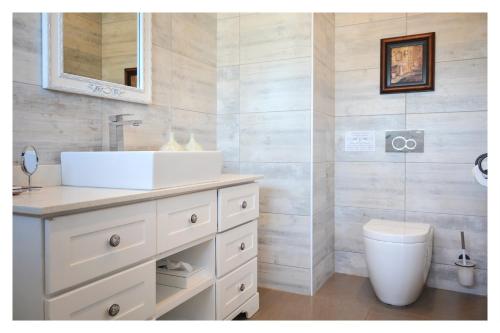 Un baño de 66 On Monzali 4 Star Luxury Guesthouse