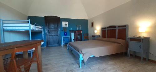 GaressioにあるAntico Conventoのベッドルーム1室(ベッド1台、二段ベッド1組付)