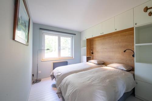 瑟穆瓦河畔夫雷斯的住宿－Le Chalet，一间卧室设有两张床和窗户。