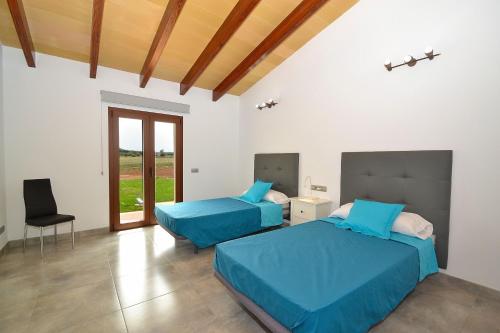 pokój z 2 łóżkami i krzesłem w obiekcie 178 Villa Flor de Sal ETV8491 by Mallorca Charme w mieście Muro
