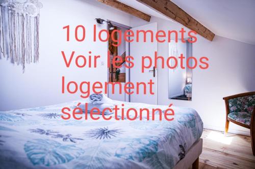 une chambre avec un lit et des photos de leur monomère dans l'établissement Loc'Apparts Montpellier, à Montpellier