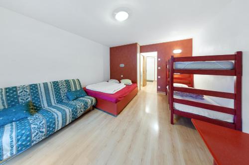 Zimmer mit 2 Betten und 1 Etagenbett in der Unterkunft Studio avec terrasse amenagee a Gerardmer in Gérardmer