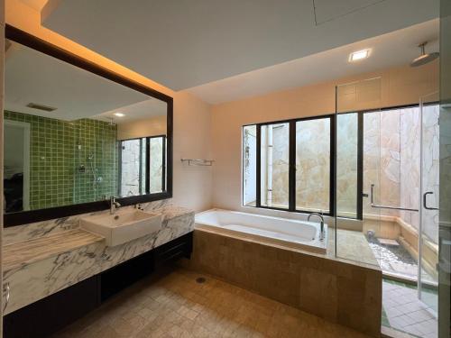 Un baño de Home Sweet Villas, Karambunai