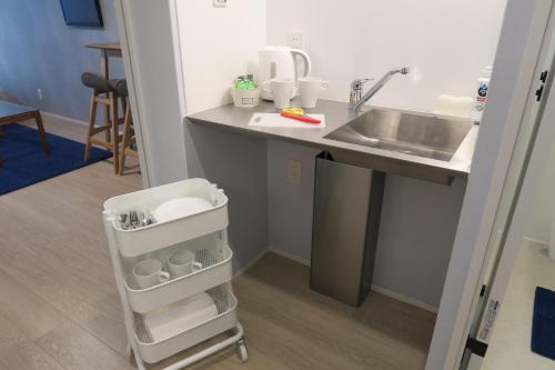 Η κουζίνα ή μικρή κουζίνα στο neko neko apartment