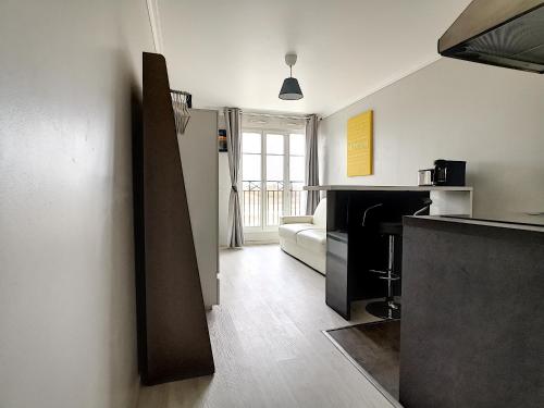 Pokój z kuchnią i salonem w obiekcie studio tout confort près de Disney w mieście Serris