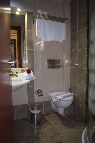 een badkamer met een toilet en een wastafel bij Evia Hotel & Suites in Marmarion