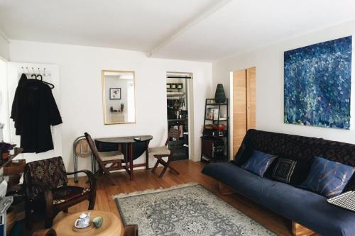 un salon avec un canapé et une table dans l'établissement Bright And Charming F2 Near Republique, à Paris