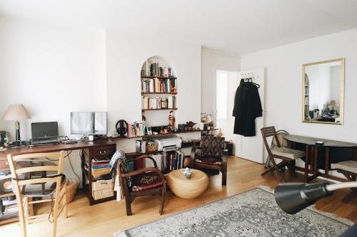 - un salon avec un bureau et des chaises dans l'établissement Bright And Charming F2 Near Republique, à Paris