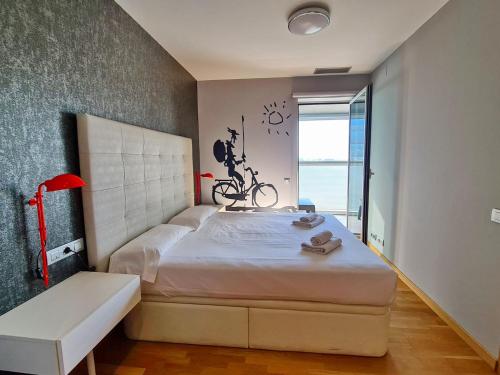 um quarto com uma cama e uma bicicleta na parede em Fira Gran Via - Barcelona4Seasons em Hospitalet de Llobregat