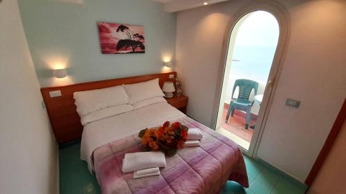 Un dormitorio con una cama con flores. en Casa Vacanze Elianto, en Anzio