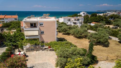 an aerial view of a house and the ocean at Amversa's House in Potos
