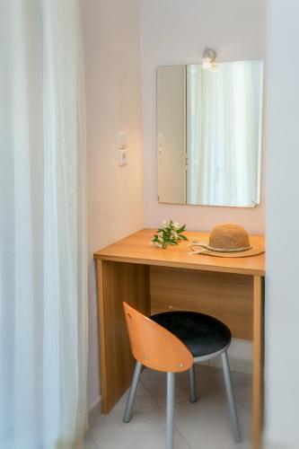 a desk with a chair and a mirror at Amversa's House in Potos