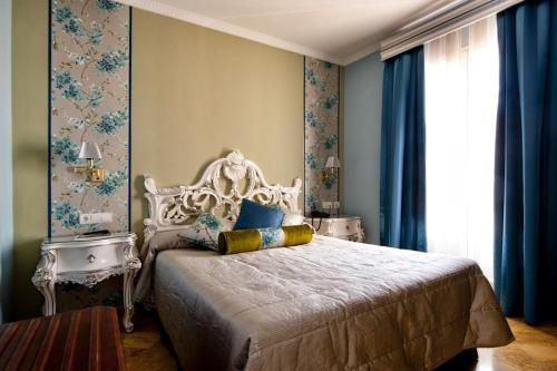 A bed or beds in a room at Adriano Boutique Sevilla