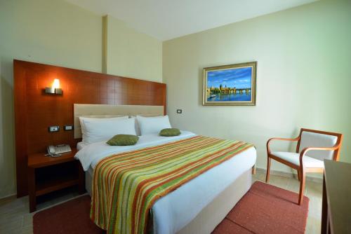 Un pat sau paturi într-o cameră la City Hotel