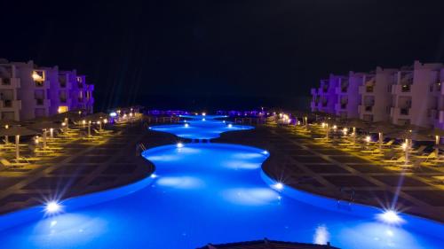 Peldbaseins naktsmītnē Fantazia Resort Marsa Alam vai tās tuvumā