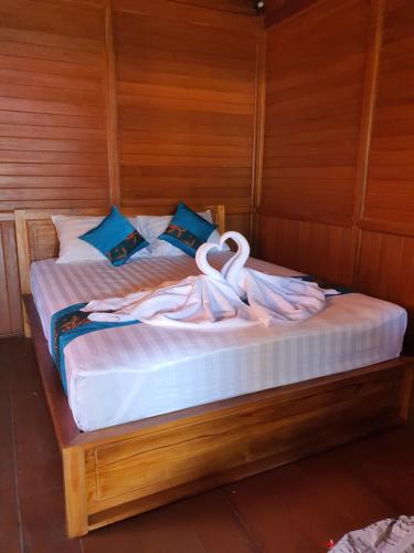 a bed with towels on it in a room at Medori Putih Homestay in Uluwatu
