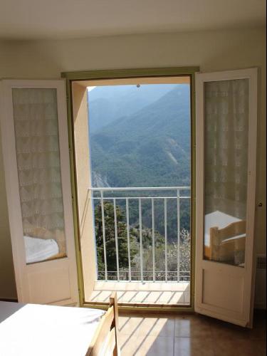 um quarto com uma grande janela com vista em Colchique em Le Mas