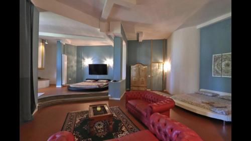 a living room with a couch and a bed at Villa Tanya in Trebbiantico