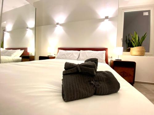 San GregorioにあるVilla Aste - San Gregorioのベッドルーム1室(大型ベッド1台、タオル付)