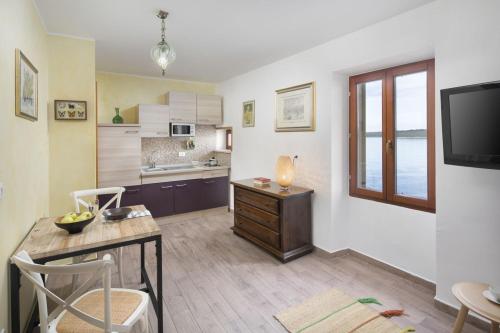 - une cuisine avec une table et une télévision dans la chambre dans l'établissement Apartment Castello, à Rovinj