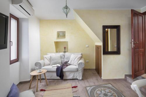 - un salon avec un canapé blanc et un escalier dans l'établissement Apartment Castello, à Rovinj