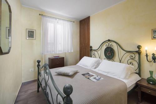 een slaapkamer met een groot bed met witte kussens bij Apartment Castello in Rovinj