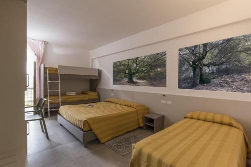 Двухъярусная кровать или двухъярусные кровати в номере Hotel Ispinigoli
