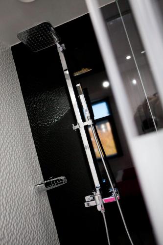 a shower in a bathroom with a glass door at Hoteles Urbanos N Avenida de España in Fuenlabrada