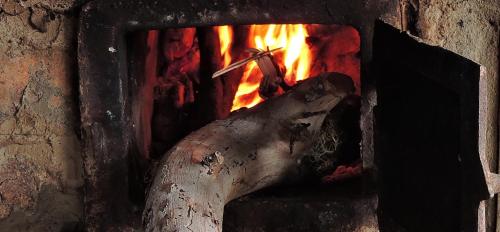 a piece of meat is being cooked in an oven at Eco-Cabañas Altozano Nimaima in Nimaima