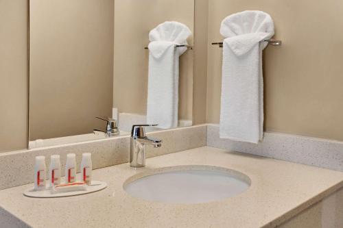 Bilik mandi di Super 8 by Wyndham Winnipeg West