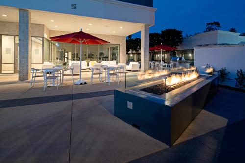 Bazén v ubytování Staybridge Suites - Long Beach Airport by IHG nebo v jeho okolí
