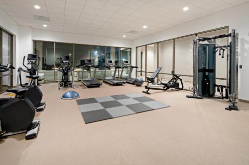 Fitness centrum a/nebo fitness zařízení v ubytování Staybridge Suites - Long Beach Airport by IHG