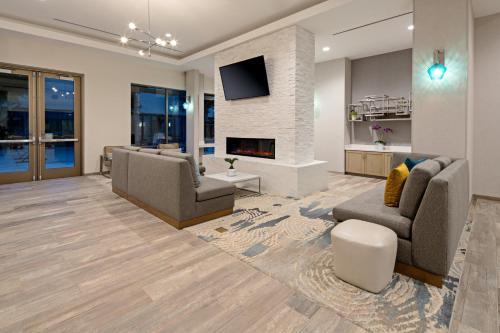 長灘的住宿－Staybridge Suites - Long Beach Airport, an IHG Hotel，客厅设有两张沙发和一个壁炉