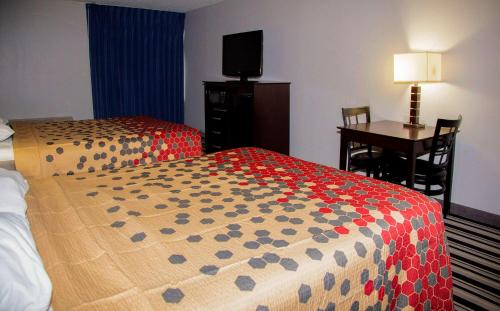 a hotel room with a bed and a desk at Econo Lodge Ardmore in Ardmore