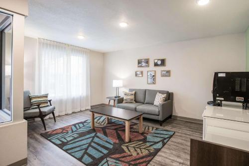 a living room with a couch and a tv at WoodSpring Suites Detroit Madison Heights in Madison Heights