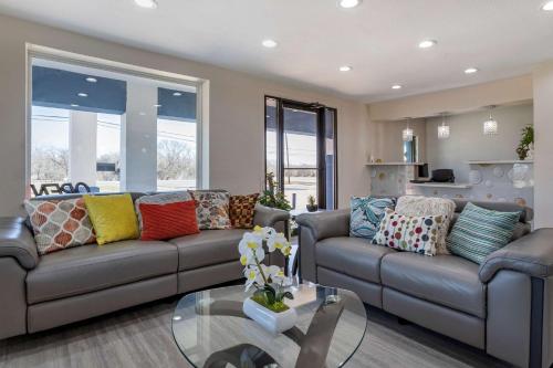 a living room with couches and a glass table at Rodeway Inn in Caldwell