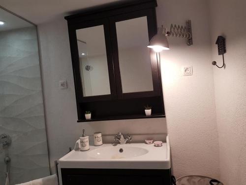 bagno con lavandino e specchio di Apartment Aduro a Šibenik