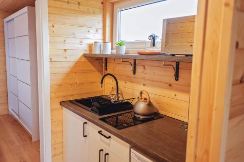 a kitchen with a sink in a tiny house at Widok na Śnieżkę - domki całoroczne in Łomnica