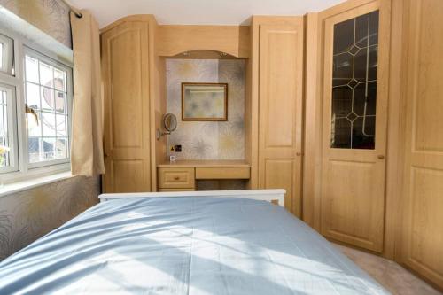 a bedroom with a bed and a door at Comfy Home- Coley Park in Reading
