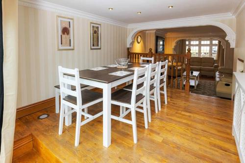 a kitchen and dining room with a white table and chairs at Comfy Home- Coley Park in Reading
