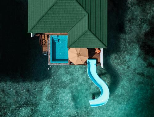 vista sul tetto di una casa con piscina di Siyam World Maldives - 24-Hour Premium All-inclusive with Free Transfer a Dhigurah