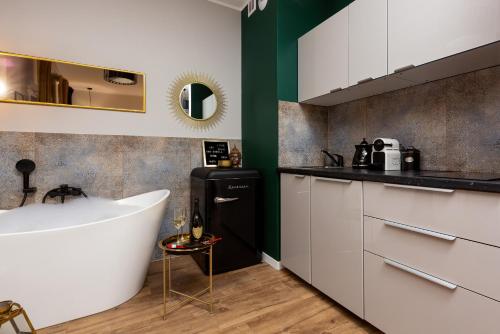 Kuchyňa alebo kuchynka v ubytovaní Apartment Jana Kazimierza Wola by Noclegi Renters