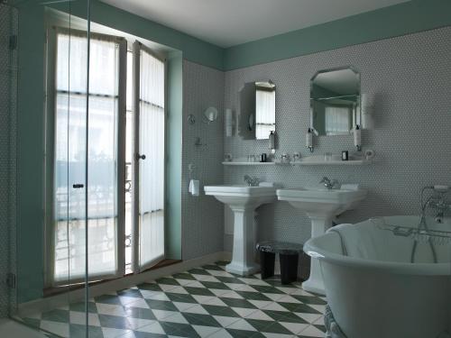 A bathroom at Hotel Bachaumont
