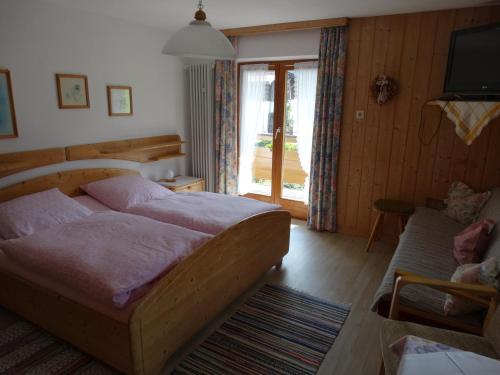Giường trong phòng chung tại Haus Saurler - Chiemgau Karte