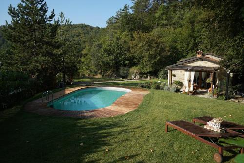 una piscina en un patio con cenador en Casa Camporino, en Poppi