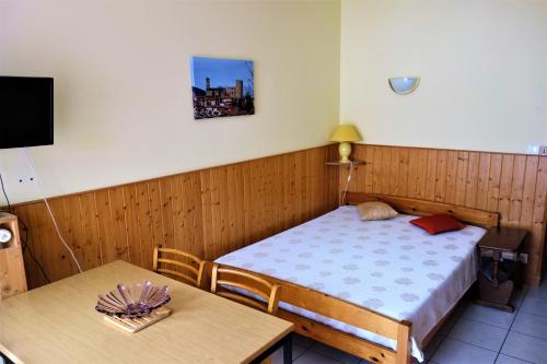 a small room with a bed and a table at Résidence thermale de Vernet-les-Bains in Vernet-les-Bains